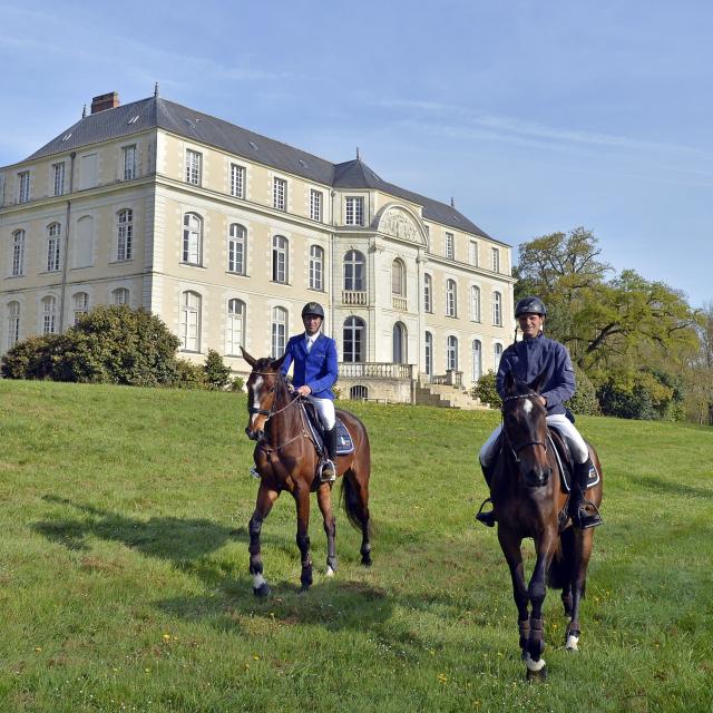 Nicolas Touzaint et Thomas Carlile devant le chteau du Parc Dpartemental de L'Isle Briand au Lion d'Angers (Maine-et-Loire).